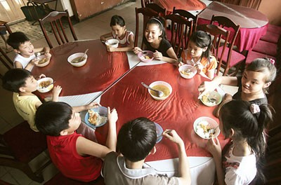 Ill-fated children have meals in the couple's house ( Photo: SGGP)